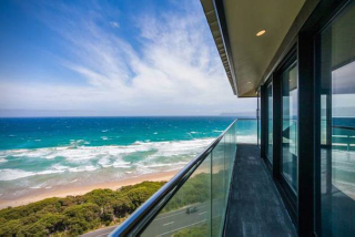 Illustration for article titled This Cool Coastal House Looks Like It's Floating Over The Ocean